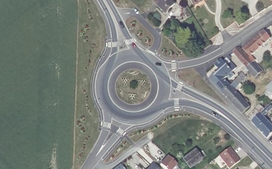 Vue aérienne du Rond-point anonyme n°617633597