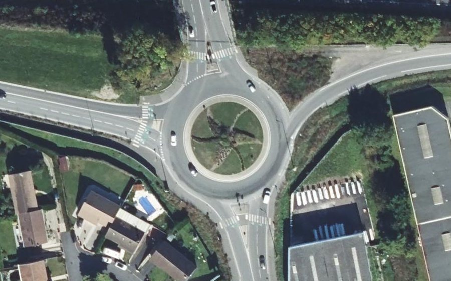 Vue aérienne du Rond-point anonyme n°617654589