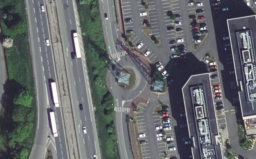 Vue aérienne du Rond-point anonyme n°61779433