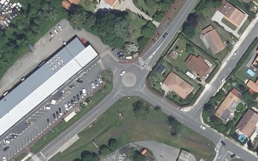 Vue aérienne du Rond-point anonyme n°617836445