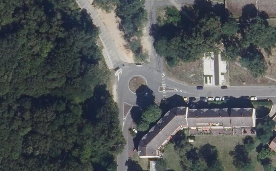 Vue aérienne du Rond-point anonyme n°61785913