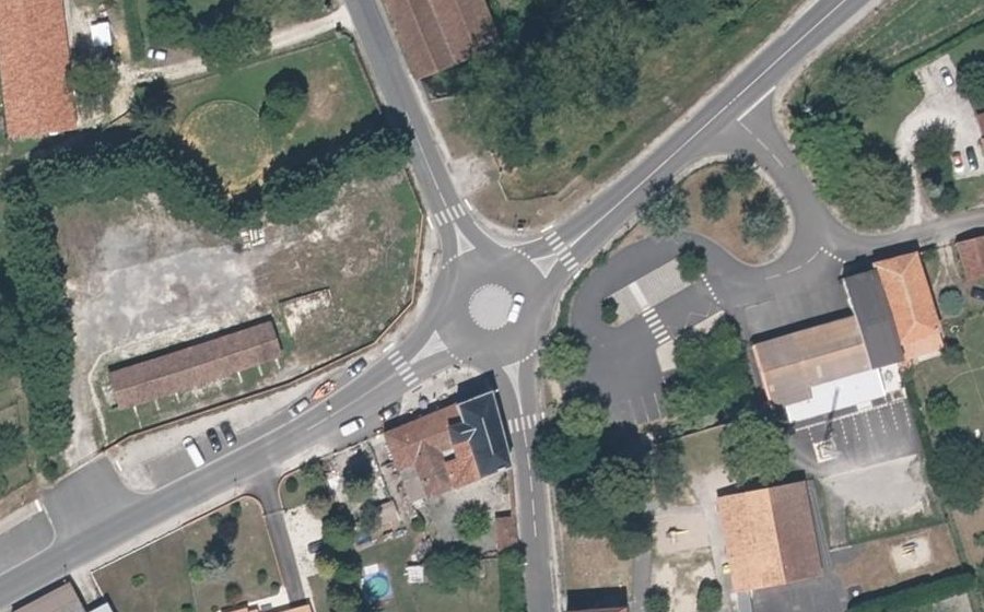 Vue aérienne du Rond-point anonyme n°618085458