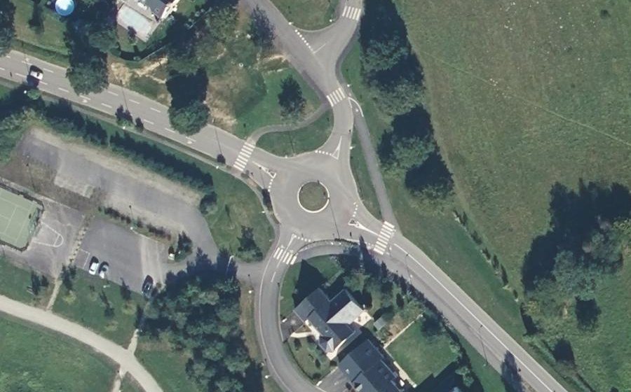 Vue aérienne du Rond-point anonyme n°618098341