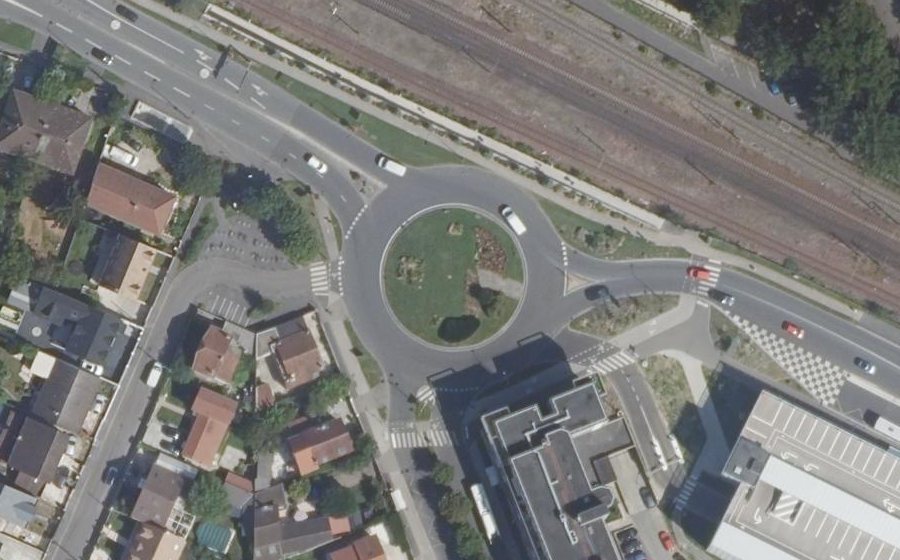 Vue aérienne du Rond-point anonyme n°618140784