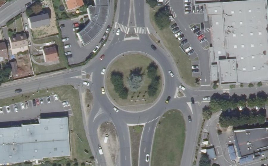Vue aérienne du Rond-point anonyme n°618140792
