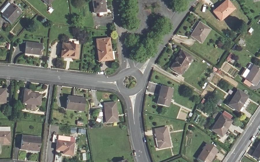 Vue aérienne du Rond-point anonyme n°61815415