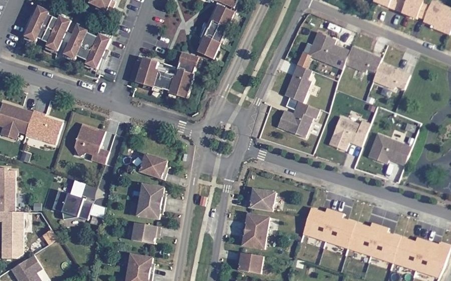 Vue aérienne du Rond-point anonyme n°618217117