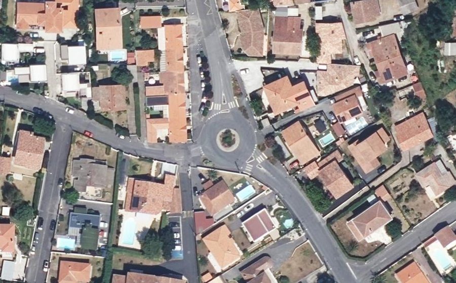 Vue aérienne du Rond-point anonyme n°618264025