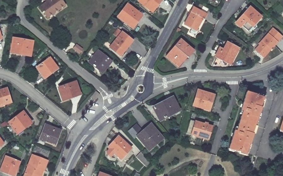 Vue aérienne du Rond-point anonyme n°618279638