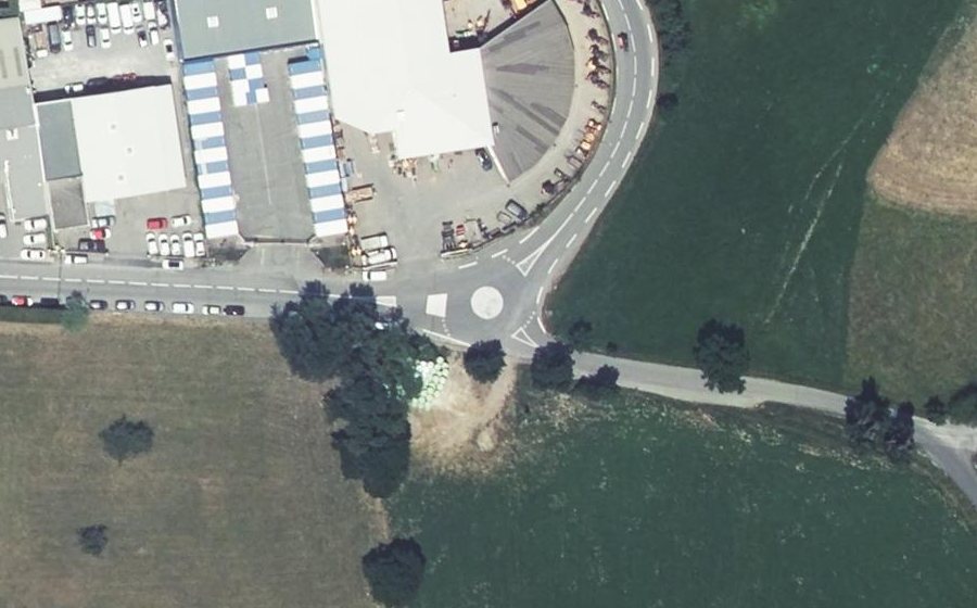 Vue aérienne du Rond-point anonyme n°618282042