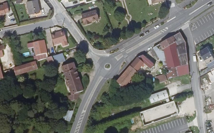 Vue aérienne du Rond-point anonyme n°618371698