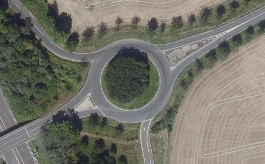 Vue aérienne du Rond-point anonyme n°618371707
