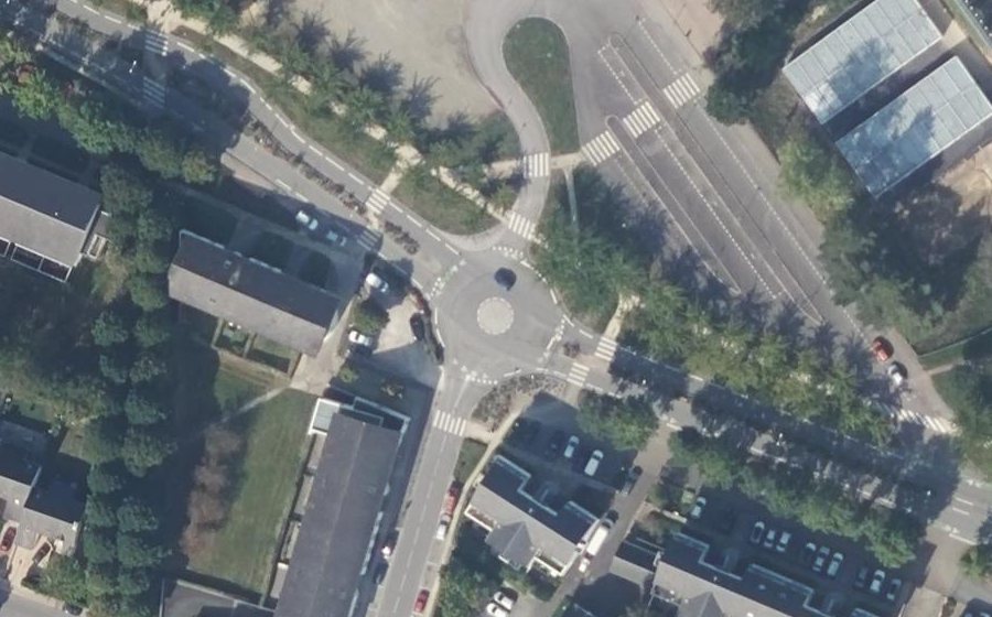 Vue aérienne du Rond-point anonyme n°618516842