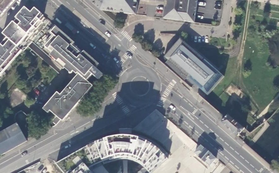 Vue aérienne du Rond-point anonyme n°618516852