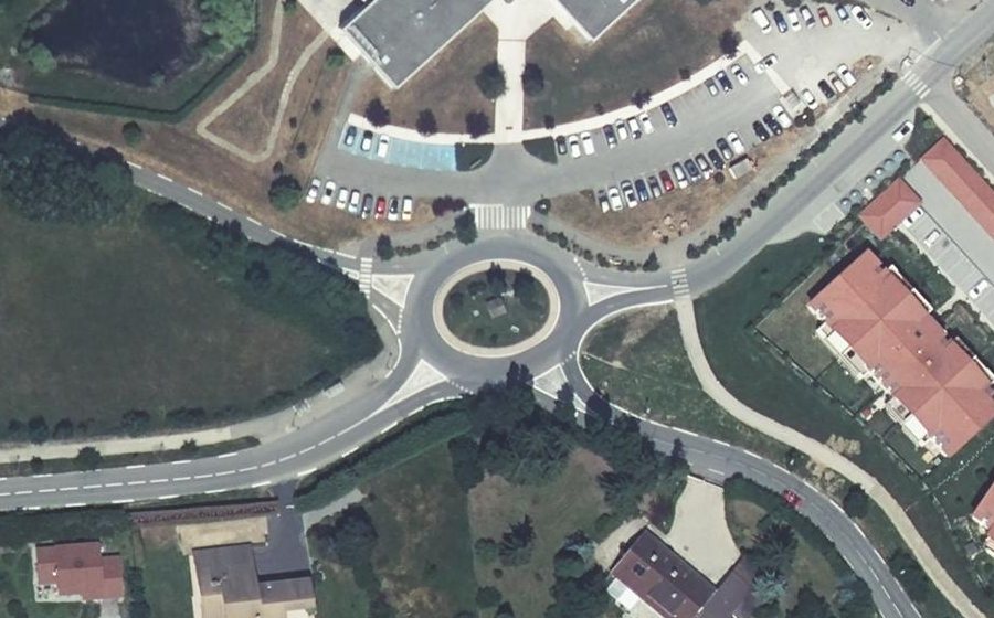 Vue aérienne du Rond-point anonyme n°618553049