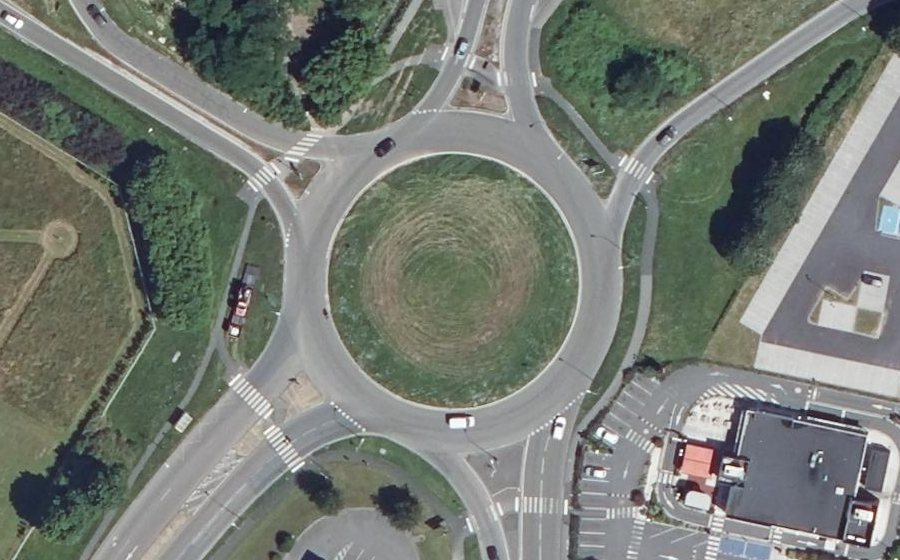 Vue aérienne du Rond-point anonyme n°618561360