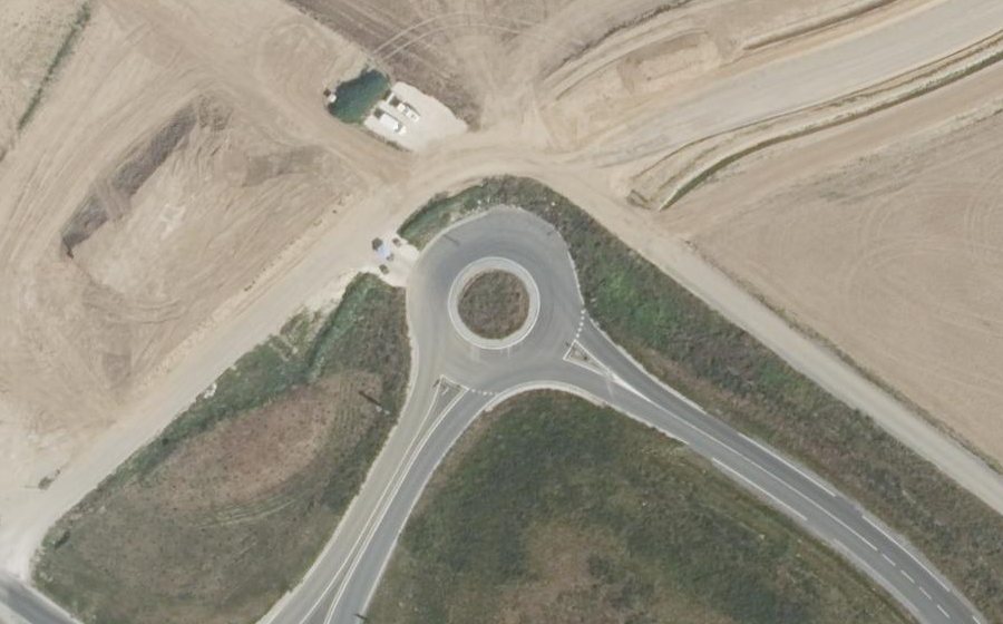 Vue aérienne du Rond-point anonyme n°618741166