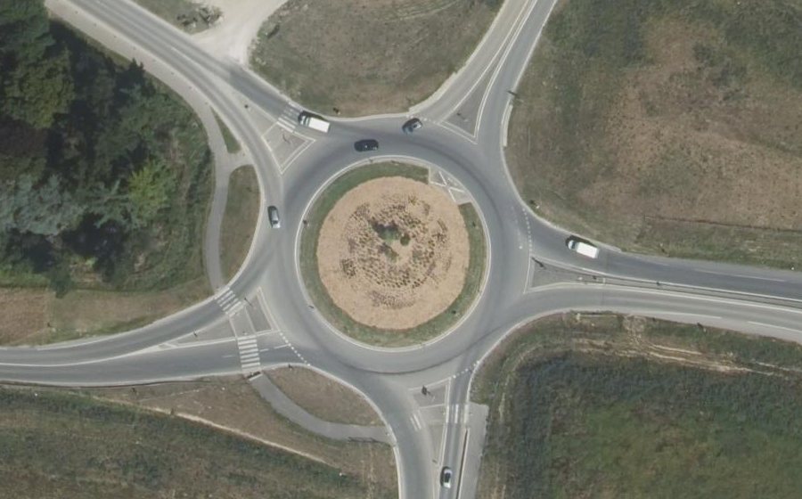Vue aérienne du Rond-point anonyme n°618743527