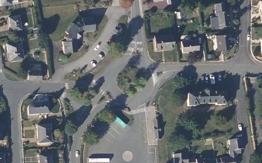 Vue aérienne du Rond-point anonyme n°618763496