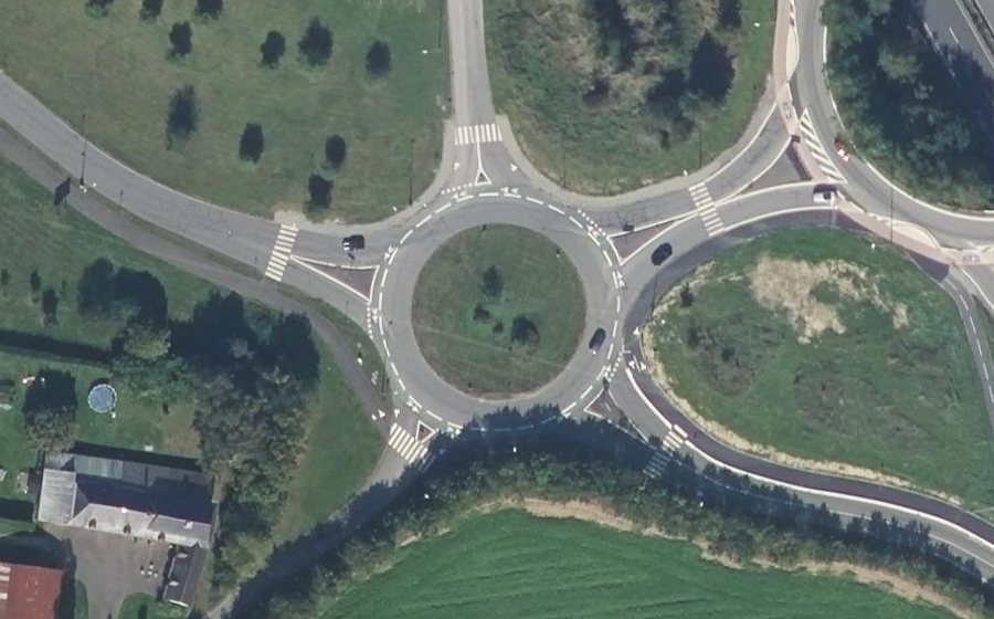 Vue aérienne du Rond-point anonyme n°618763591