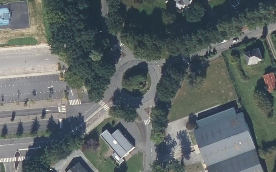 Vue aérienne du Rond-point anonyme n°618763614