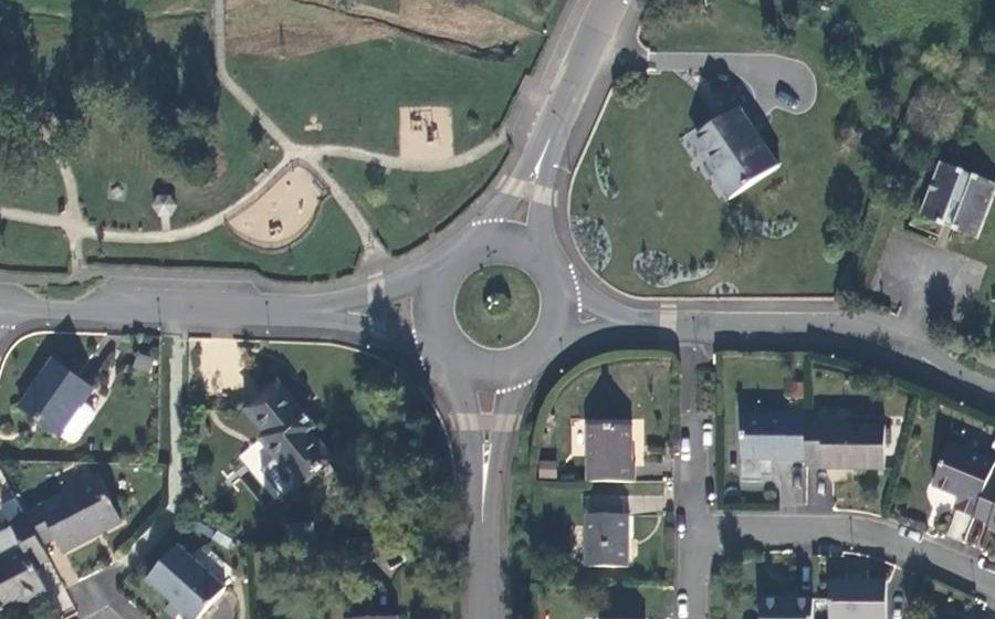 Vue aérienne du Rond-point anonyme n°618763685