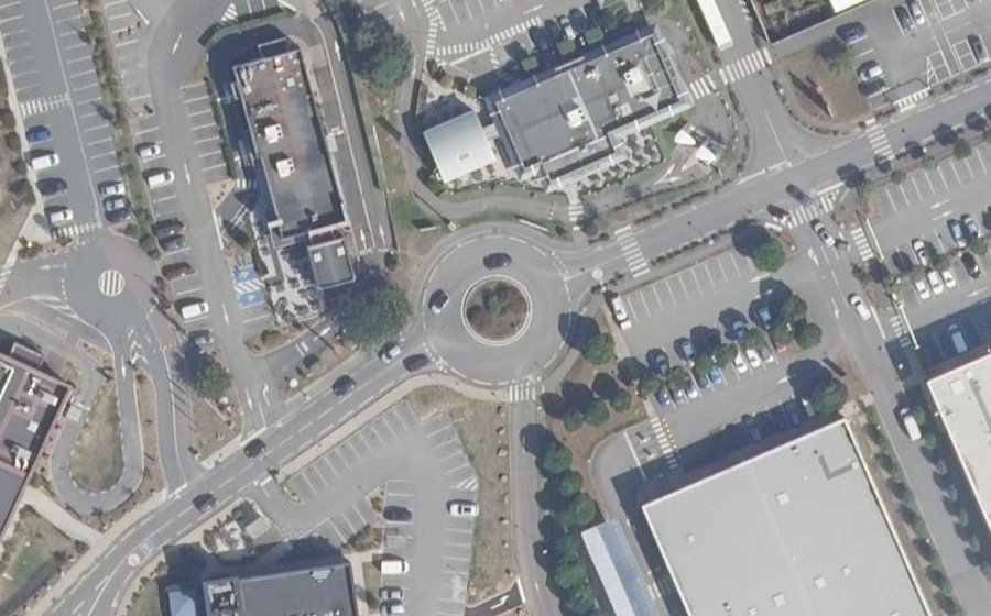 Vue aérienne du Rond-point anonyme n°61879790