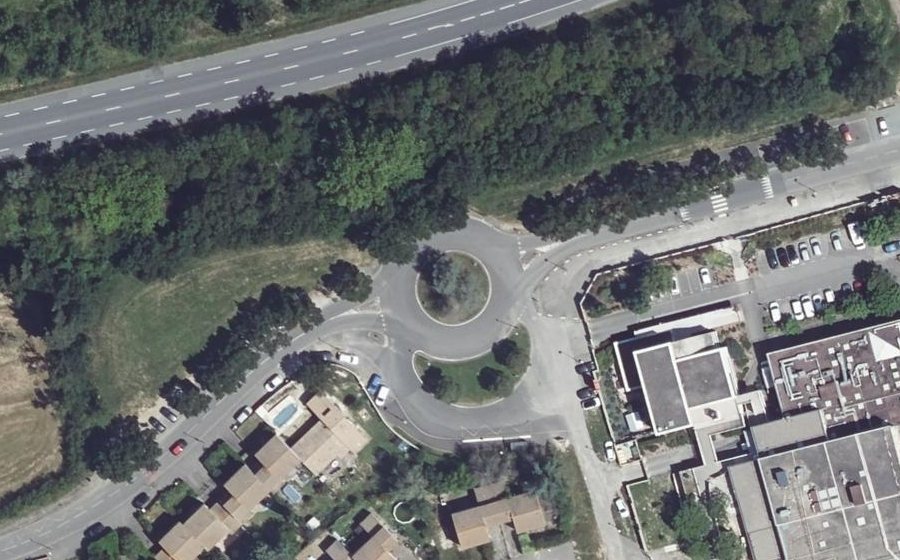 Vue aérienne du Rond-point anonyme n°61881766