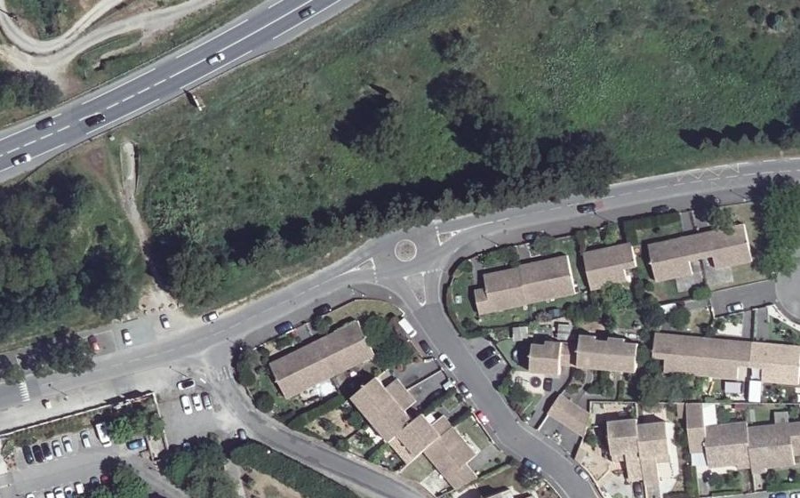 Vue aérienne du Rond-point anonyme n°61881769