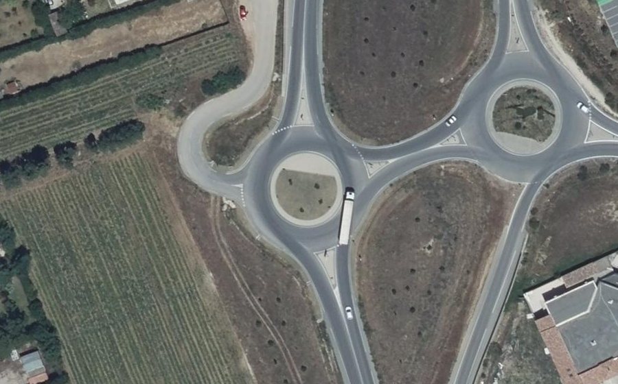 Vue aérienne du Rond-point anonyme n°618834149