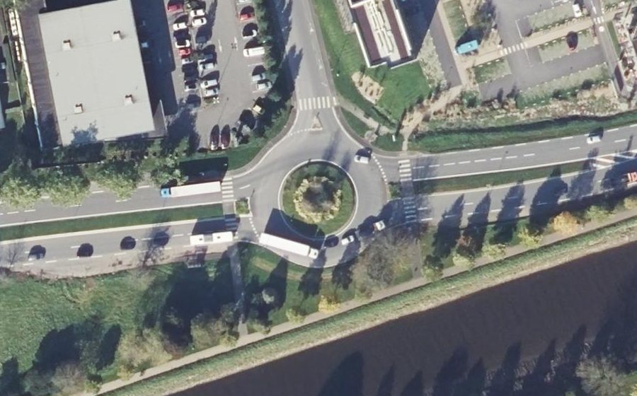 Vue aérienne du Rond-point anonyme n°618971176