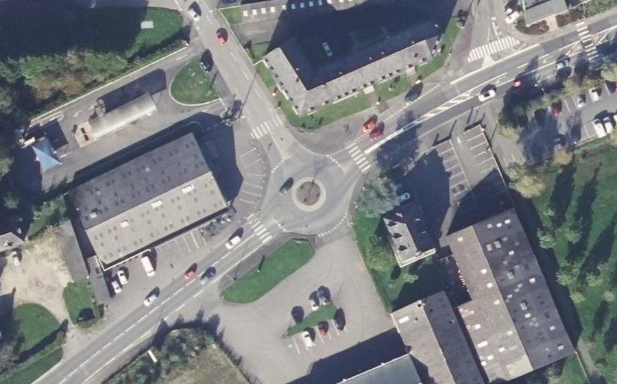 Vue aérienne du Rond-point anonyme n°618971186