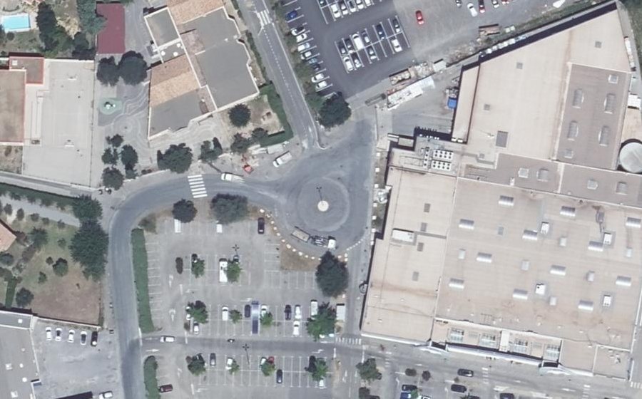 Vue aérienne du Rond-point anonyme n°61897151