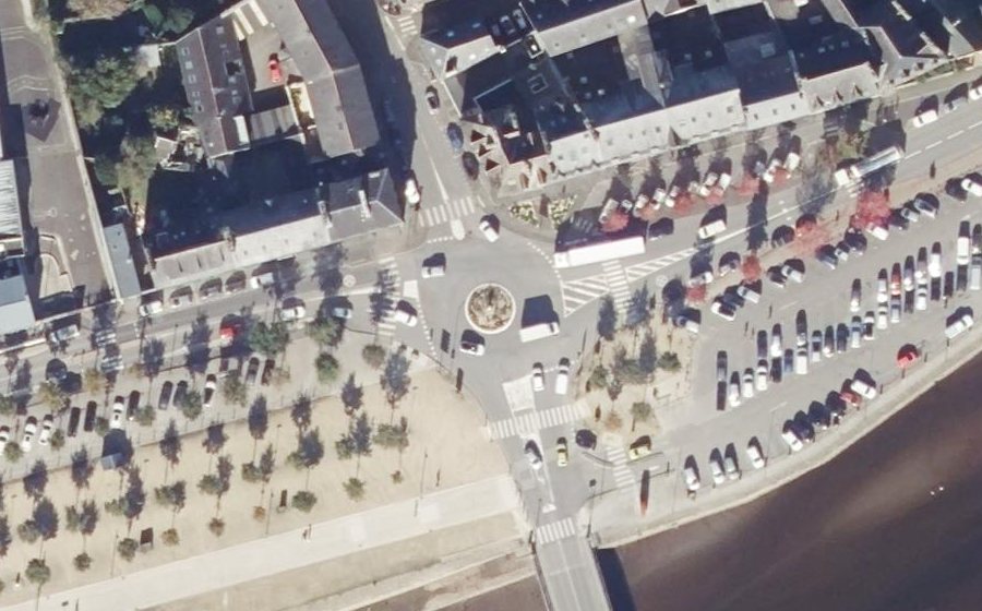 Vue aérienne du Rond-point anonyme n°618972753