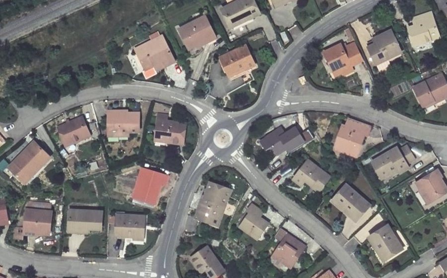 Vue aérienne du Rond-point anonyme n°619169555