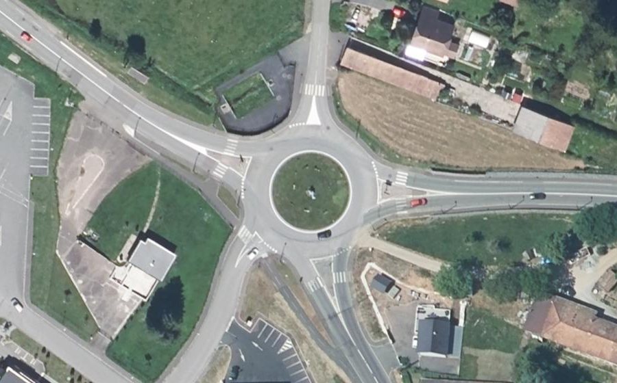 Vue aérienne du Rond-point anonyme n°61922265