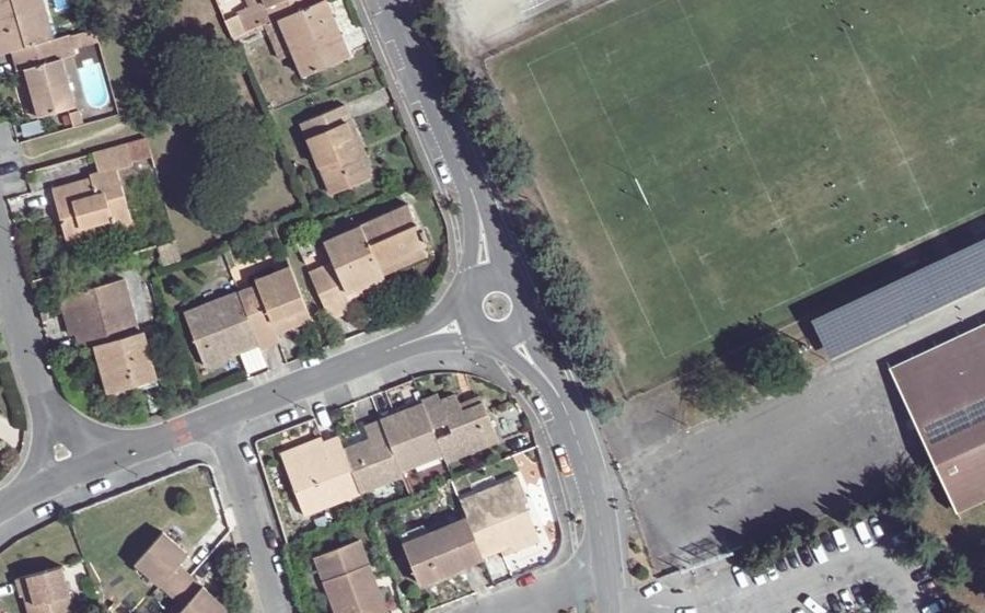 Vue aérienne du Rond-point anonyme n°61924481