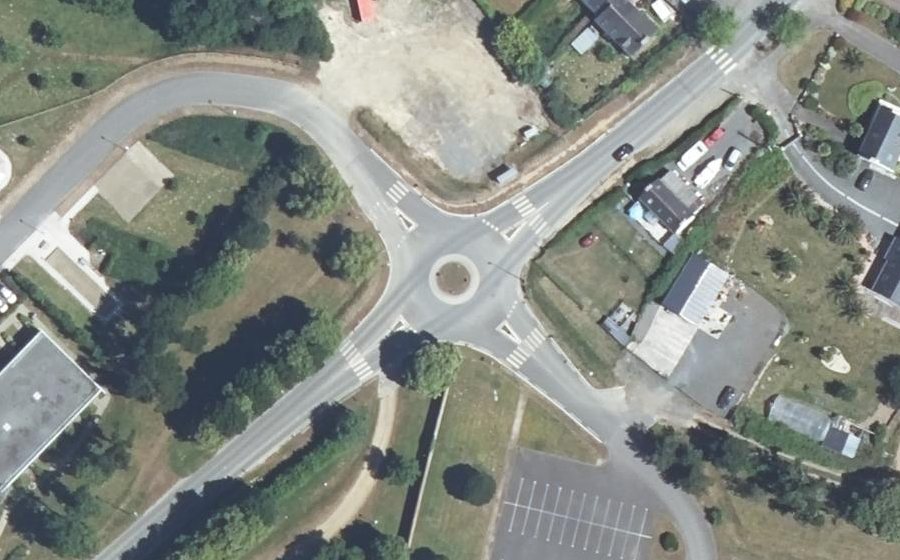 Vue aérienne du Rond-point anonyme n°619246477