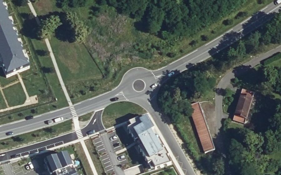 Vue aérienne du Rond-point anonyme n°619367169