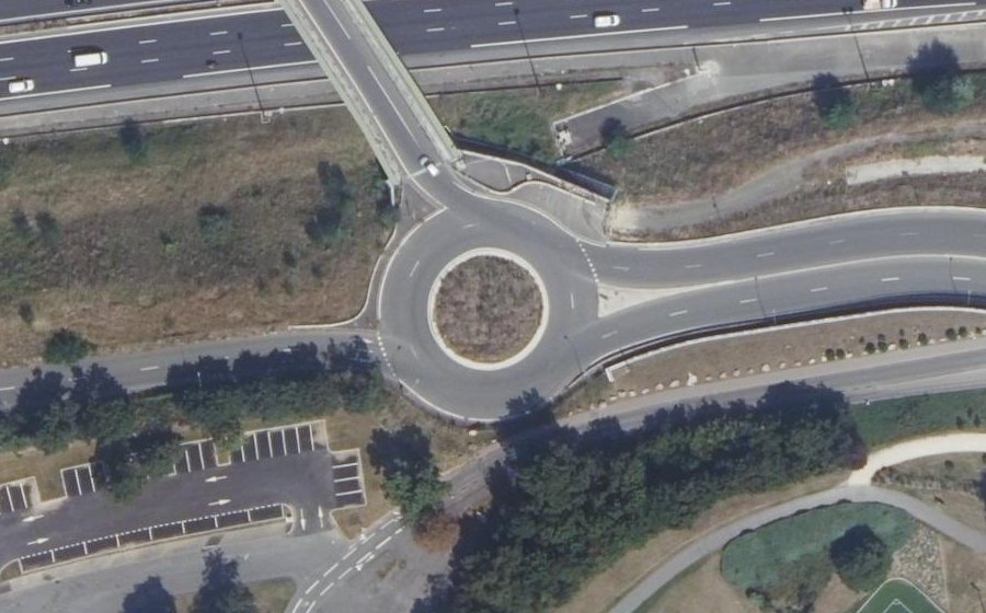 Vue aérienne du Rond-point anonyme n°619375143