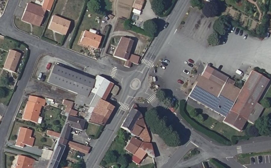 Vue aérienne du Rond-point anonyme n°619498771