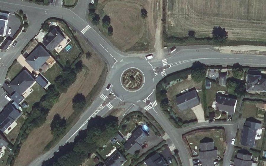 Vue aérienne du Rond-point anonyme n°61960394