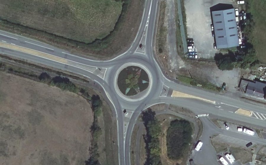 Vue aérienne du Rond-point anonyme n°61961491