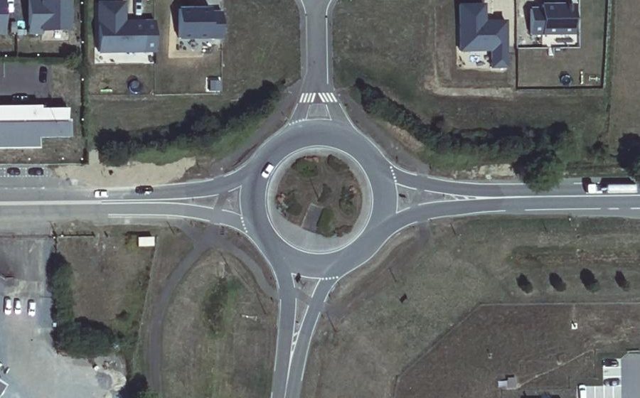 Vue aérienne du Rond-point anonyme n°61965639