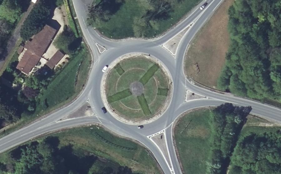 Vue aérienne du Rond-point anonyme n°61972344