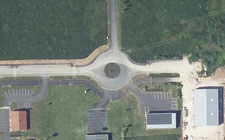 Vue aérienne du Rond-point anonyme n°619740670
