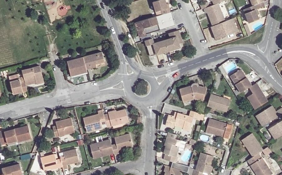 Vue aérienne du Rond-point anonyme n°61975272