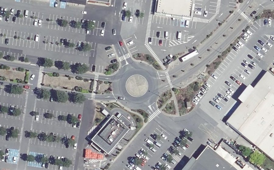 Vue aérienne du Rond-point anonyme n°61981738