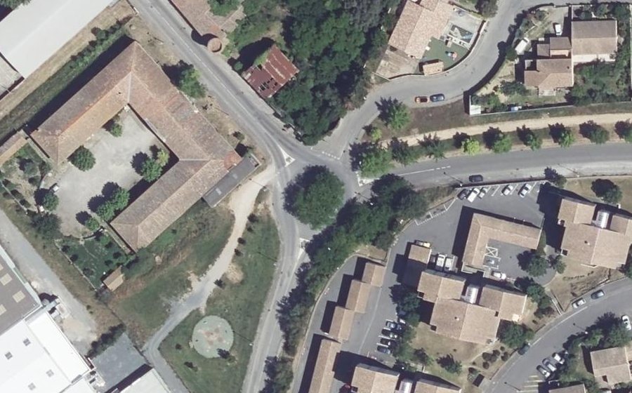 Vue aérienne du Rond-point anonyme n°61981774