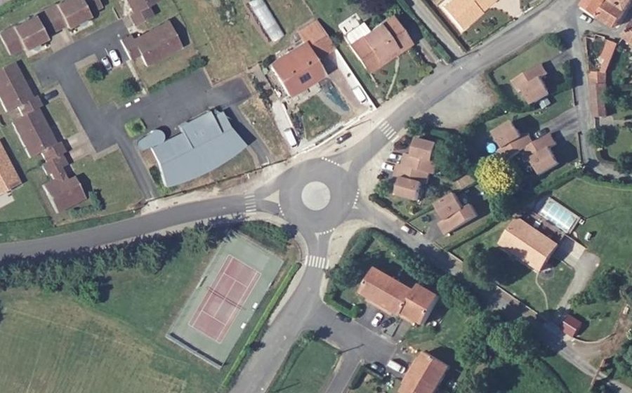 Vue aérienne du Rond-point anonyme n°619826298